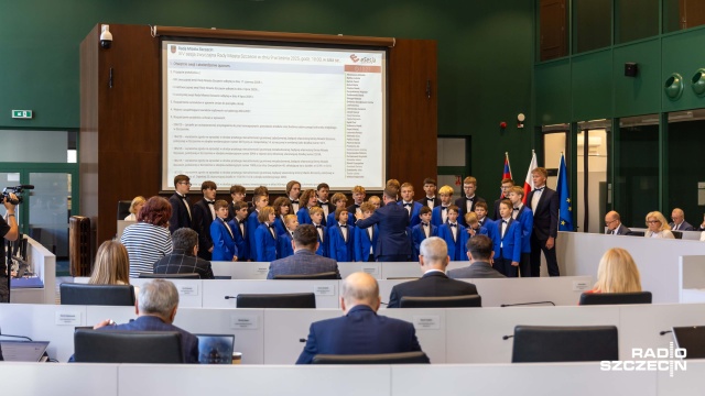 Szczeciński Chór Chłopięcy „Słowiki” pod dyrekcją Kamila Szałaty koncertuje na uroczystej sesji Rady Miasta Szczecin. Fot. Robert Stachnik [Radio Szczecin] Chór Chłopięcy „Słowiki” odznaczony Medalem za zasługi dla miasta Szczecina [WIDEO, ZDJĘCIA]