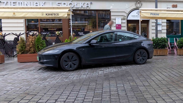 Fot. Robert Stachnik [Radio Szczecin] Zaparkowała na Jagiellońskiej, poszła do SPA, a ulica była zakorkowana przez godzinę [ZDJĘCIA]