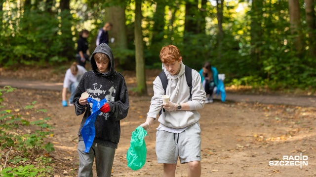 Fot. Robert Stachnik [Radio Szczecin] Zebrali worki pełne śmieci - szczecińscy licealiści wzięli udział w Akcji Sprzątania Świata [WIDEO, ZDJĘCIA]