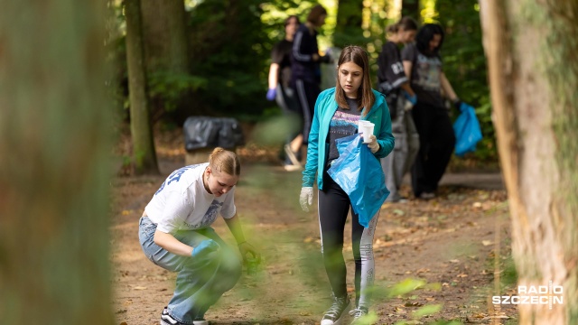 Fot. Robert Stachnik [Radio Szczecin] Zebrali worki pełne śmieci - szczecińscy licealiści wzięli udział w Akcji Sprzątania Świata [WIDEO, ZDJĘCIA]