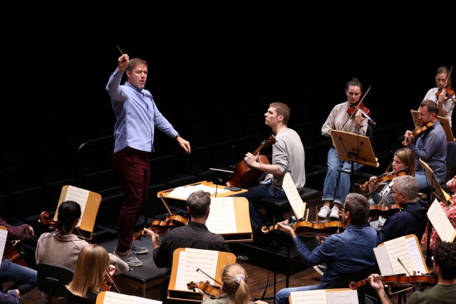 Próba generalna Bruno Philippe'a (wiolonczela) i Orkiestry Symfonicznej Filharmonii im. Mieczysława Karłowicza w Szczecinie pod batutą Przemysława Neumanna. Fot. Cezary Aszkiełowicz Bruno Philippe i Przemysław Neumann zainaugurują 78. sezon Filharmonii w Szczecinie [ZDJĘCIA]