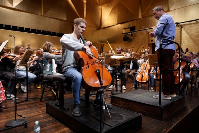 Próba generalna Bruno Philippe'a (wiolonczela) i Orkiestry Symfonicznej Filharmonii im. Mieczysława Karłowicza w Szczecinie pod batutą Przemysława Neumanna. Fot. Cezary Aszkiełowicz Bruno Philippe i Przemysław Neumann zainaugurują 78. sezon Filharmonii w Szczecinie [ZDJĘCIA]