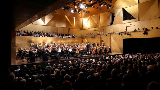 Bruno Phillippe (wiolonczela) i Orkiestra Symfoniczna Filharmonii im. Mieczysława Karłowicza w Szczecinie pod batutą Przemysława Neumanna. Fot. Cezary Aszkiełowicz Filharmonia w Szczecinie zainaugurowała 78. sezon artystyczny [ZDJĘCIA]