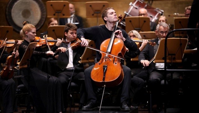 Bruno Phillippe – wiolonczelista gra z Orkiestrą Symfoniczną Filharmonii im. Mieczysława Karłowicza w Szczecinie pod batutą Przemysława Neumanna. Fot. Cezary Aszkiełowicz Filharmonia w Szczecinie zainaugurowała 78. sezon artystyczny [ZDJĘCIA]