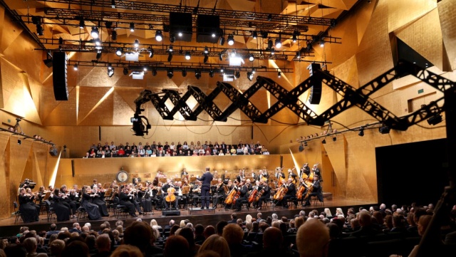Bruno Phillippe (wiolonczela) i Orkiestra Symfoniczna Filharmonii im. Mieczysława Karłowicza w Szczecinie pod batutą Przemysława Neumanna. Fot. Cezary Aszkiełowicz Filharmonia w Szczecinie zainaugurowała 78. sezon artystyczny [ZDJĘCIA]