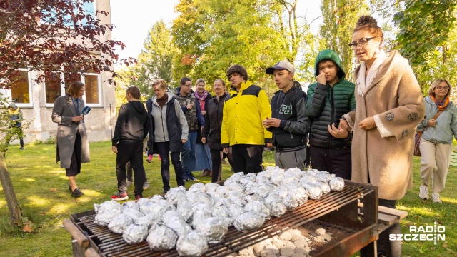 Fot. Robert Stachnik [Radio Szczecin] Szczecińscy uczniowie pielęgnują tradycję obchodzenia Święta Pieczonego Ziemniaka [WIDEO, ZDJĘCIA]