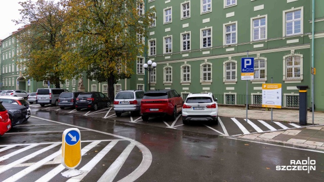 Fot. Robert Stachnik [Radio Szczecin] Parking rotacyjny przy UM działa. Mieszkańcy: trzeba mieć szczęście by znaleźć miejsce [WIDEO, ZDJĘCIA]