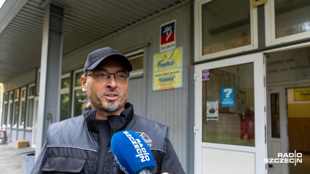 Arkadiusz Oryszewski. Fot. Robert Stachnik [Radio Szczecin] Schronisko Feniks szykuje się na zimę [WIDEO, ZDJĘCIA]