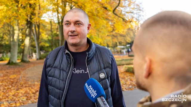 Fot. Robert Stachnik [Radio Szczecin] Piękna polska jesień. Na Cmentarzu Centralnym coraz więcej odwiedzających [WIDEO, ZDJĘCIA]