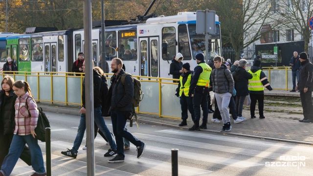 Fot. Robert Stachnik [Radio Szczecin] Piękna polska jesień. Na Cmentarzu Centralnym coraz więcej odwiedzających [WIDEO, ZDJĘCIA]