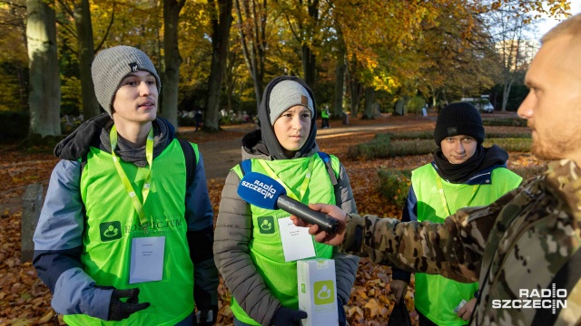 Fot. Robert Stachnik [Radio Szczecin] Fundacje i hospicja prowadzą kwesty na Cmentarzu Centralnym [WIDEO, ZDJĘCIA]
