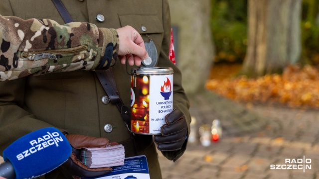Fot. Robert Stachnik [Radio Szczecin] Fundacje i hospicja prowadzą kwesty na Cmentarzu Centralnym [WIDEO, ZDJĘCIA]