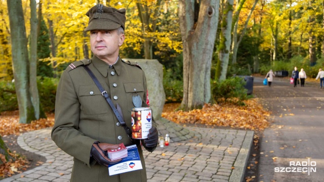 Fot. Robert Stachnik [Radio Szczecin] Fundacje i hospicja prowadzą kwesty na Cmentarzu Centralnym [WIDEO, ZDJĘCIA]