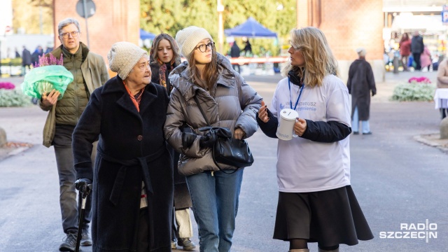 Fot. Robert Stachnik [Radio Szczecin] Fundacje i hospicja prowadzą kwesty na Cmentarzu Centralnym [WIDEO, ZDJĘCIA]
