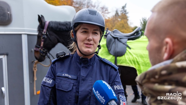Fot. Robert Stachnik [Radio Szczecin] Policjanci na koniach patrolują Cmentarz Centralny [WIDEO, ZDJĘCIA]