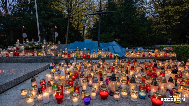 Fot. Robert Stachnik [Radio Szczecin] Cmentarz Centralny po zmroku [WIDEO, ZDJĘCIA]