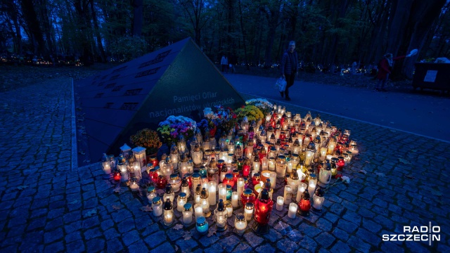 Fot. Robert Stachnik [Radio Szczecin] Cmentarz Centralny po zmroku [WIDEO, ZDJĘCIA]