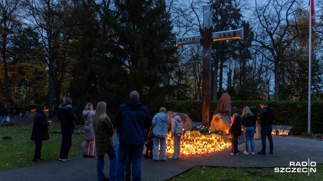Fot. Robert Stachnik [Radio Szczecin] Cmentarz Centralny po zmroku [WIDEO, ZDJĘCIA]