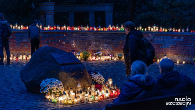 Fot. Robert Stachnik [Radio Szczecin] Cmentarz Centralny po zmroku [WIDEO, ZDJĘCIA]