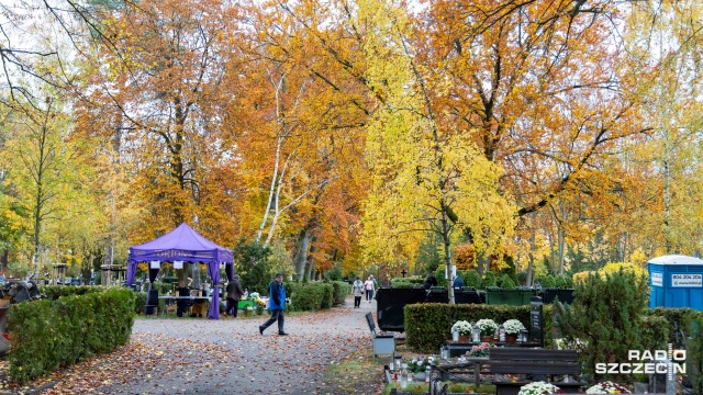 Fot. Robert Stachnik [Radio Szczecin] Tłumy nie tylko na "centralnym" - szczecinianie odwiedzają nekropolie [ZDJĘCIA]
