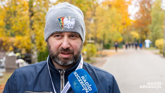 Fot. Robert Stachnik [Radio Szczecin] Tłumy nie tylko na "centralnym" - szczecinianie odwiedzają nekropolie [ZDJĘCIA]