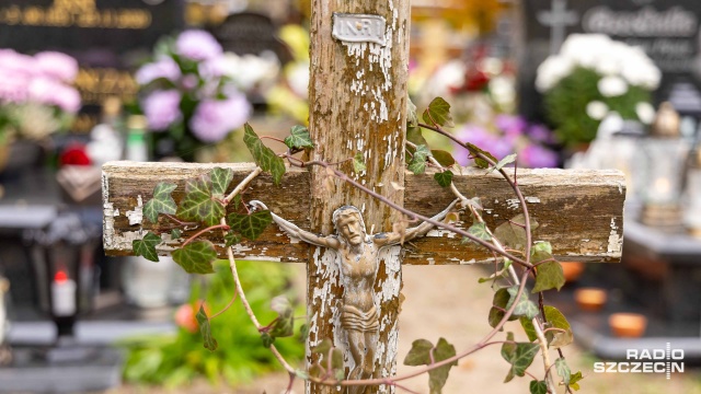 Fot. Robert Stachnik [Radio Szczecin] Tłumy nie tylko na "centralnym" - szczecinianie odwiedzają nekropolie [ZDJĘCIA]