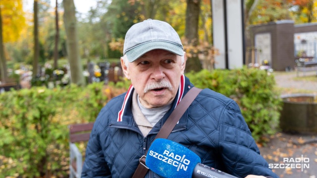 Fot. Robert Stachnik [Radio Szczecin] Tłumy nie tylko na "centralnym" - szczecinianie odwiedzają nekropolie [ZDJĘCIA]