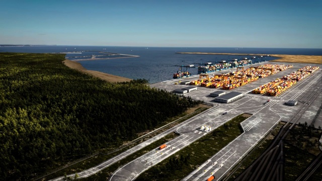 Port Przylądek Pomerania w Świnoujściu, gdzie powstanie m.in. głębokowodny terminal kontenerowy. Mat. Zarząd Morskich Portów Szczecin i Świnoujście Budowa "Przylądku Pomerania" rozpocznie się w przyszłym roku. "To 186 hektarów nowej Polski" [WIDEO, ZDJĘCIA]