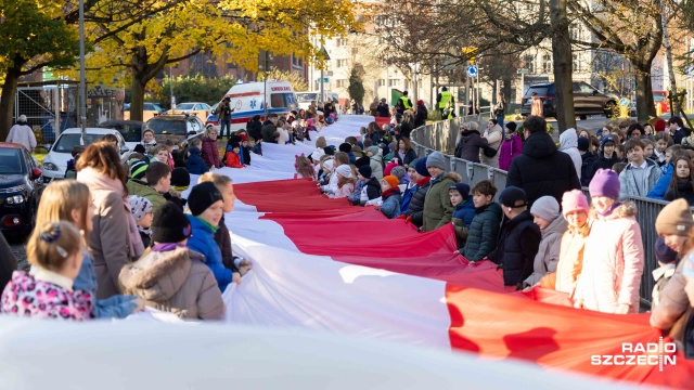 Fot. Robert Stachnik [Radio Szczecin] Blisko 500 uczniów ze stumetrową biało-czerwoną flagą przeszło ulicami Szczecina [WIDEO, ZDJĘCIA]