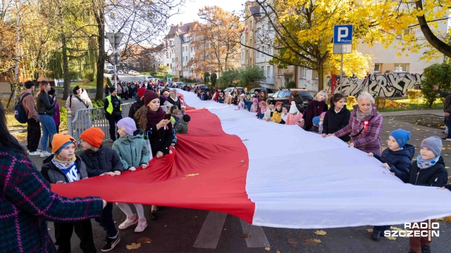 Fot. Robert Stachnik [Radio Szczecin] Blisko 500 uczniów ze stumetrową biało-czerwoną flagą przeszło ulicami Szczecina [WIDEO, ZDJĘCIA]