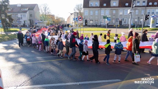 Fot. Robert Stachnik [Radio Szczecin] Blisko 500 uczniów ze stumetrową biało-czerwoną flagą przeszło ulicami Szczecina [WIDEO, ZDJĘCIA]