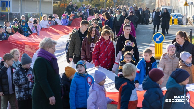 Fot. Robert Stachnik [Radio Szczecin] Blisko 500 uczniów ze stumetrową biało-czerwoną flagą przeszło ulicami Szczecina [WIDEO, ZDJĘCIA]