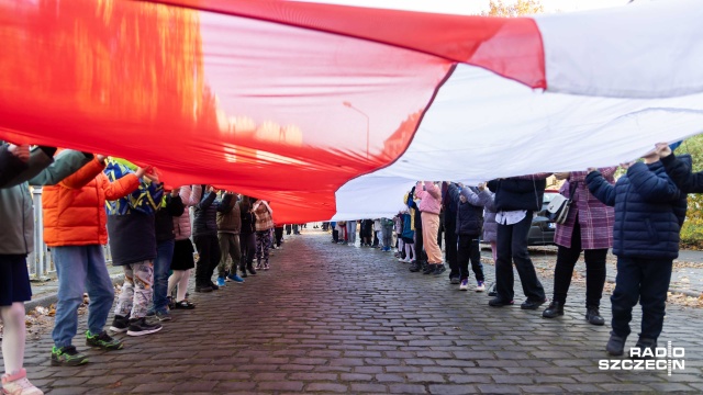 Fot. Robert Stachnik [Radio Szczecin] Blisko 500 uczniów ze stumetrową biało-czerwoną flagą przeszło ulicami Szczecina [WIDEO, ZDJĘCIA]