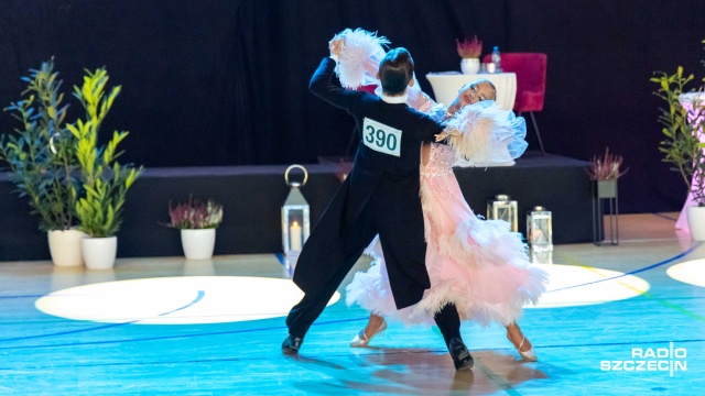 Fot. Robert Stachnik [Radio Szczecin] Międzypokoleniowe tańce (towarzyskie) w hali sportowej SP nr 35 [WIDEO, ZDJĘCIA]