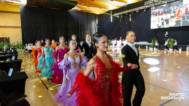 Fot. Robert Stachnik [Radio Szczecin] Międzypokoleniowe tańce (towarzyskie) w hali sportowej SP nr 35 [WIDEO, ZDJĘCIA]