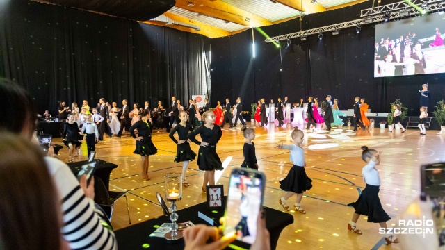 Fot. Robert Stachnik [Radio Szczecin] Międzypokoleniowe tańce (towarzyskie) w hali sportowej SP nr 35 [WIDEO, ZDJĘCIA]