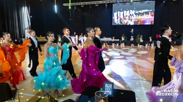 Fot. Robert Stachnik [Radio Szczecin] Międzypokoleniowe tańce (towarzyskie) w hali sportowej SP nr 35 [WIDEO, ZDJĘCIA]