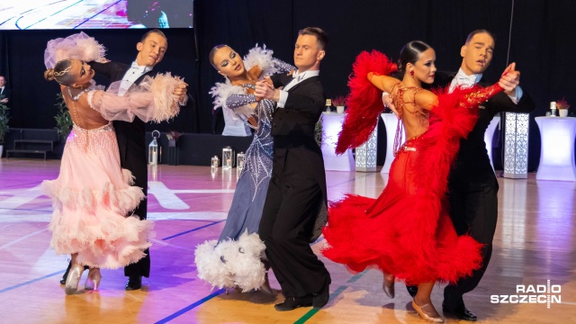 Fot. Robert Stachnik [Radio Szczecin] Międzypokoleniowe tańce (towarzyskie) w hali sportowej SP nr 35 [WIDEO, ZDJĘCIA]