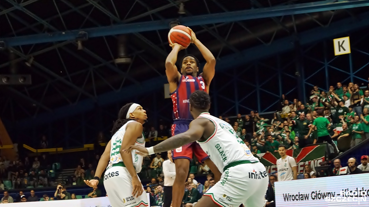 Sześć zwycięstw i dwie porażki - to bilans koszykarzy Kinga na półmetku pierwszej rundy Orlen Basket Ligi. W tabeli szczecińskie Wilki Morskie zajmują obecnie 3. miejsce i mają tyle samo punktów co prowadzący Trefl Sopot.