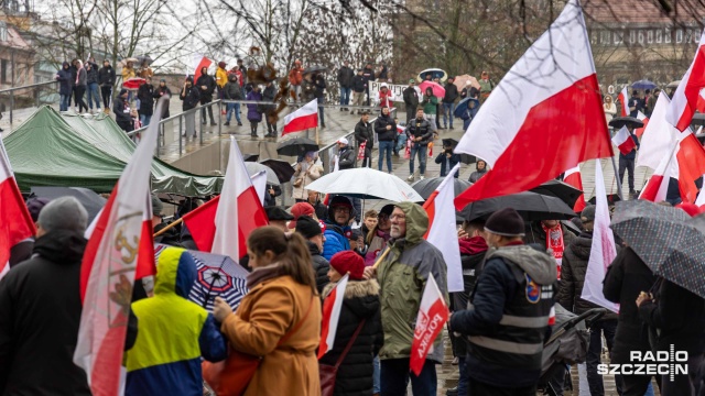 Fot. Robert Stachnik [Radio Szczecin] Marsz Niepodległości ruszył ulicami Szczecina [WIDEO, ZDJĘCIA]