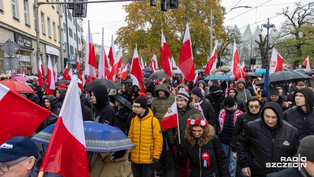 Fot. Robert Stachnik [Radio Szczecin] Marsz Niepodległości ruszył ulicami Szczecina [WIDEO, ZDJĘCIA]