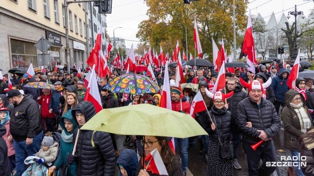 Fot. Robert Stachnik [Radio Szczecin] Marsz Niepodległości ruszył ulicami Szczecina [WIDEO, ZDJĘCIA]