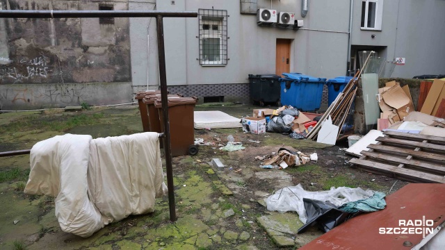 Fot. Robert Stachnik [Radio Szczecin] Niechlubna sława oficyny przy Krzywoustego 19. Śmieci, smród, szczury... [WIDEO, ZDJĘCIA]