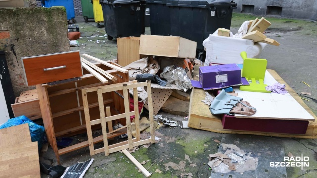 Fot. Robert Stachnik [Radio Szczecin] Niechlubna sława oficyny przy Krzywoustego 19. Śmieci, smród, szczury... [WIDEO, ZDJĘCIA]