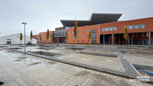 Fot. Robert Stachnik [Radio Szczecin] Znika beton, pojawiają się drzewa. Metamorfoza przy Netto Arenie [WIDEO, ZDJĘCIA]