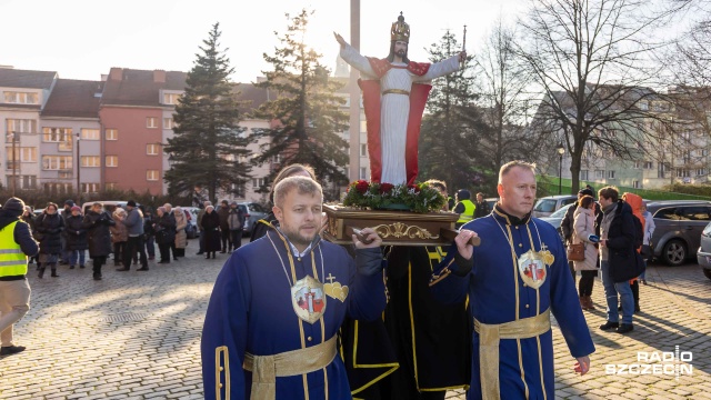 Fot. Robert Stachnik [Radio Szczecin] W Kościele uroczystość. Orszak przeszedł ulicami Szczecina [ZDJĘCIA]