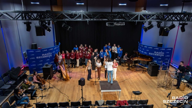 Chór Uniwersytetu Szczecińskiego pod dyrekcją Anny Tarnowskiej. Fot. Robert Stachnik [Radio Szczecin] Chór Uniwersytetu Szczecińskiego nagrywa w Studiu Koncertowym S-1 im. Jana Szyrockiego [ZDJĘCIA]