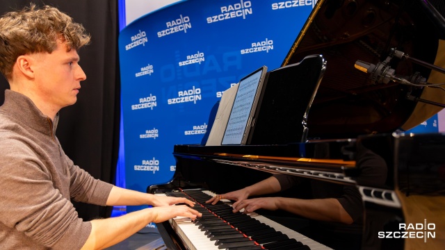 Marek Kwarta – pianista, kompozytor, aranżer. Fot. Robert Stachnik [Radio Szczecin] Chór Uniwersytetu Szczecińskiego nagrywa w Studiu Koncertowym S-1 im. Jana Szyrockiego [ZDJĘCIA]