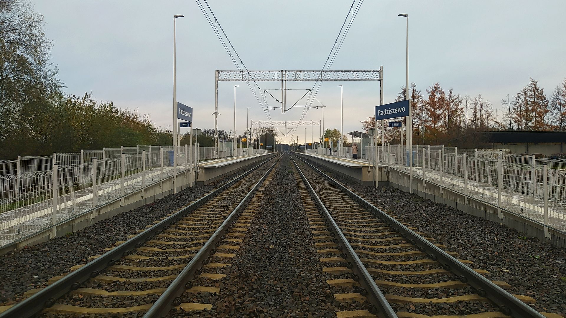 Żołnierze i mundurowi dbają o bezpieczeństwo przy dworcach w całej Polsce. Policja prowadzi operację TOR, której zadaniem jest zapobieganie aktom dywersji i ochrona infrastruktury kolejowej.