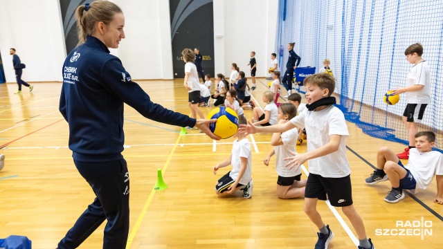 Fot. Robert Stachnik [Radio Szczecin] Uczniowie trenowali z siatkarkami Chemika Police [WIDEO, ZDJĘCIA]